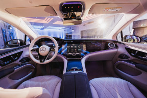    : Mercedes EQS    